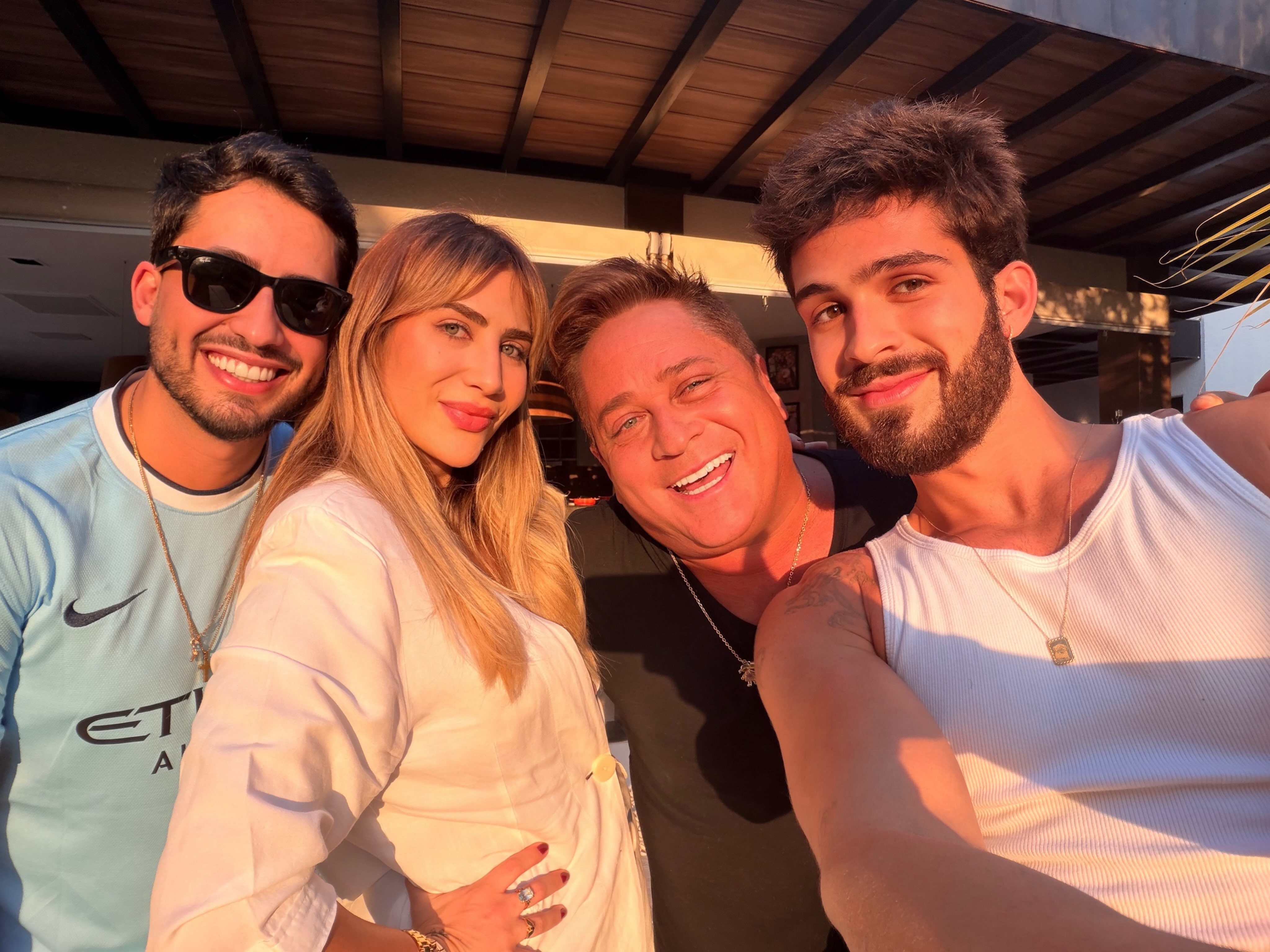 Leonardo recebe surpresa dos filhos João Guilherme, Jéssica Beatriz e Matheus Vargas no Dia dos Pais; vídeo