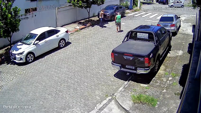 VÍDEO: suspeito atira duas vezes contra empresário em tentativa de assalto em Vila Velha, ES