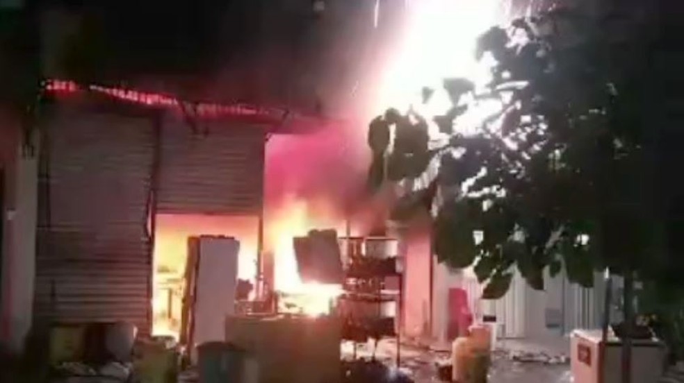 Fogo atingiu fiação e causou pequenas explosões durante incêndio em supermercado em Crateús. — Foto: Reprodução