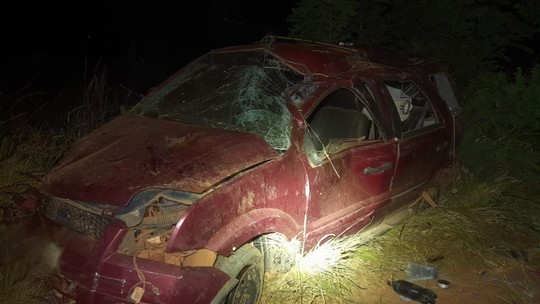 Motorista morre após ser arremessado para fora do carro em acidente na MG-230