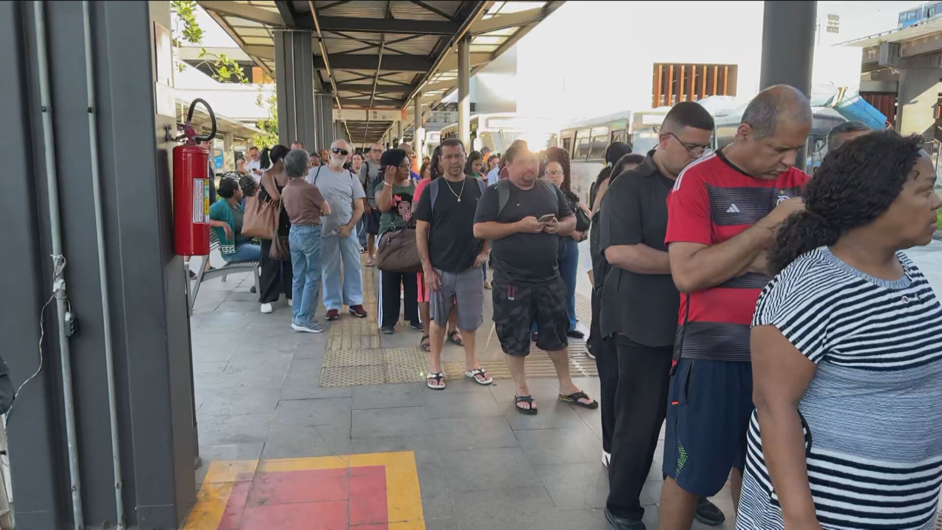 Falta de ônibus, problema no ar-condicionado, superlotação: repórter viaja na linha 112 e mostra sufoco de passageiros