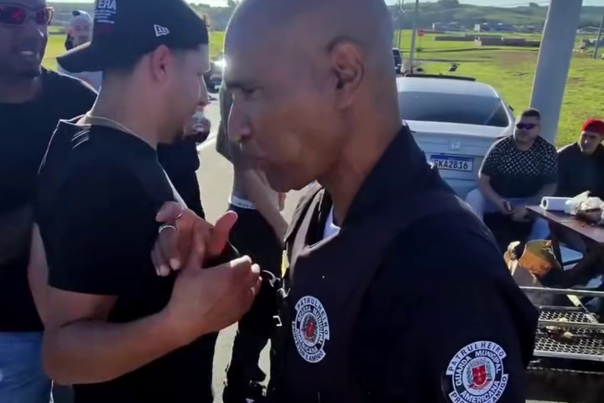 Em vídeo, guarda aperta mão, come churrasco e ironiza infrações de motociclistas: 'Nem vi vocês'