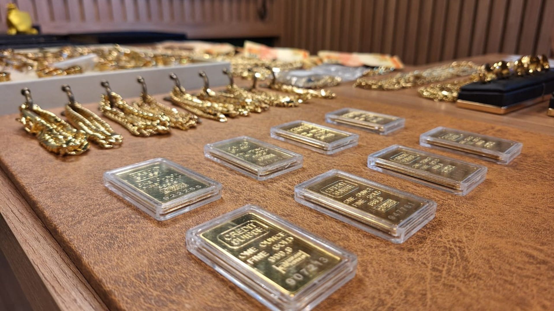 Barras de ouro, anéis e colares são apreendidos em operação policial em São Leopoldo 