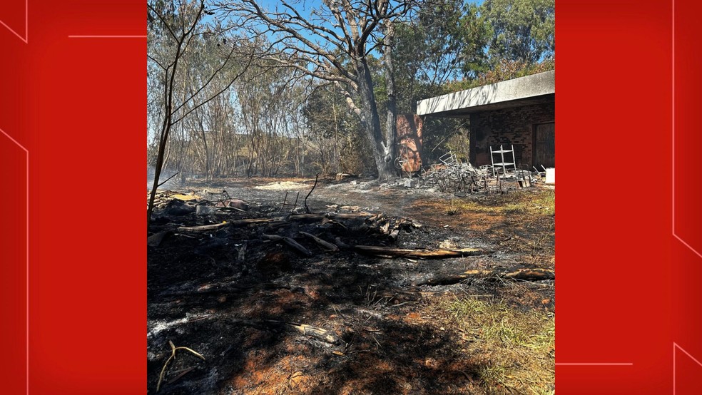 Incêndio em vegetação atingiu instalações de escola pública, em Brasília. — Foto: CBMDF/divulgação