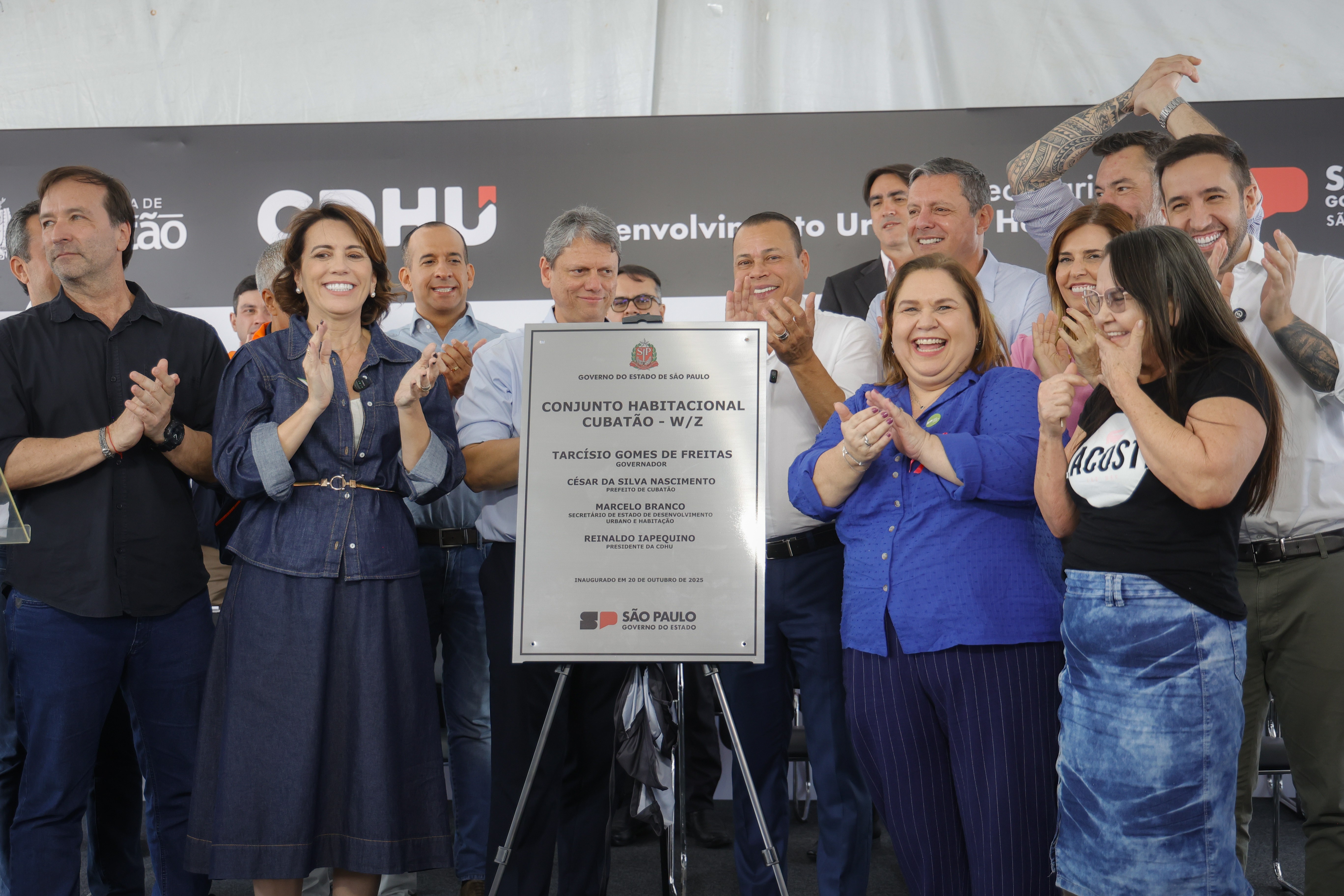 Governo de SP entrega moradias, regulariza imóveis e anuncia conjunto habitacional de R$ 250 mi na Baixada Santista