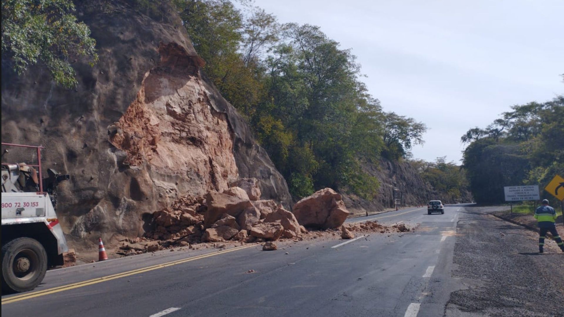 Deslizamento de pedras interdita parcialmente BR-153 na serra de Marília