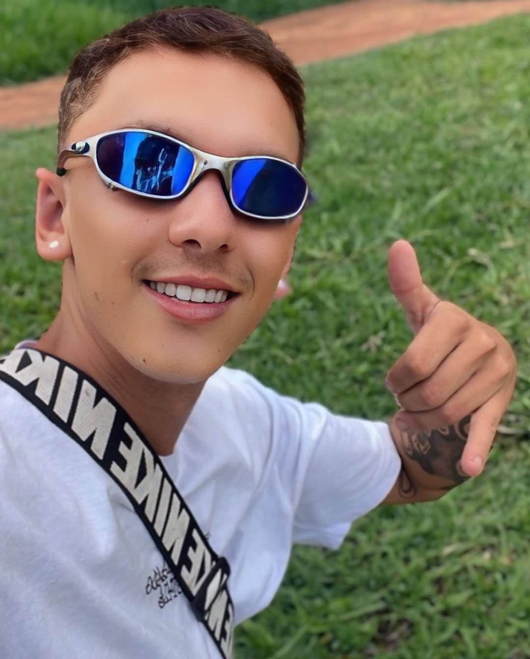 Influenciador digital morre atropelado após cair da garupa de moto em rodovia de MG