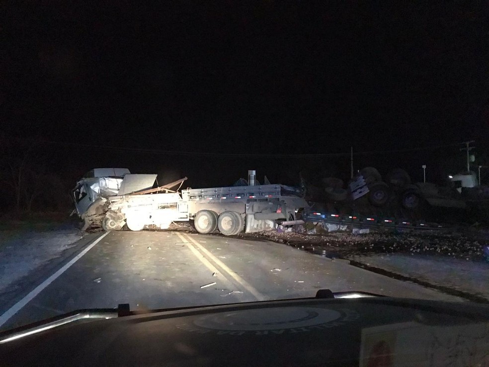 Motorista morre e outro fica em estado grave após batida entre caminhões em rodovia do oeste da Bahia — Foto: Divulgação/PRF