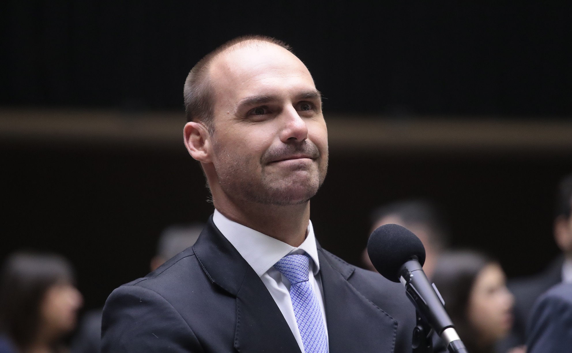 Bolsonaristas levam a Motta proposta para salvar mandato de Eduardo nos EUA