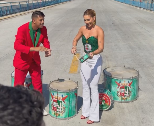Virginia Fonseca, nova rainha de bateria da Grande Rio, se arrisca no tamborim; VÍDEO