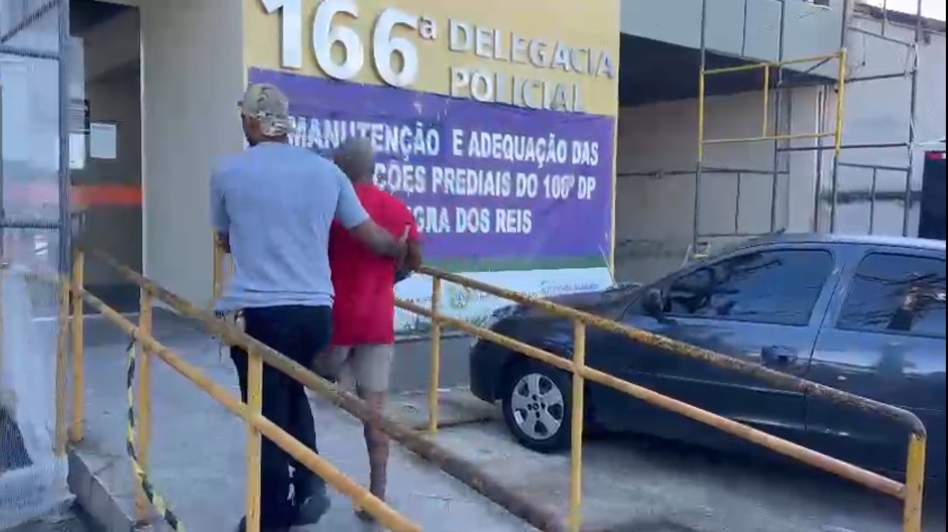 Jovem é preso por espancar irmãos a pauladas em Angra dos Reis
