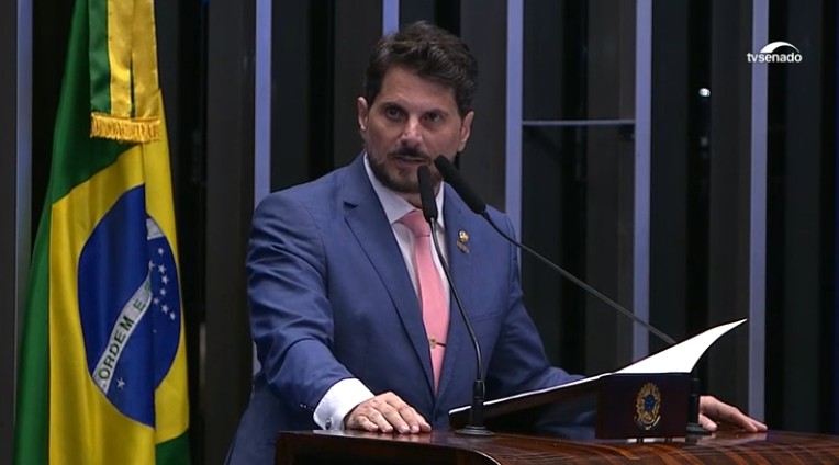 Senador Marcos do Val deixou o Brasil por Manaus e usou passaporte diplomático