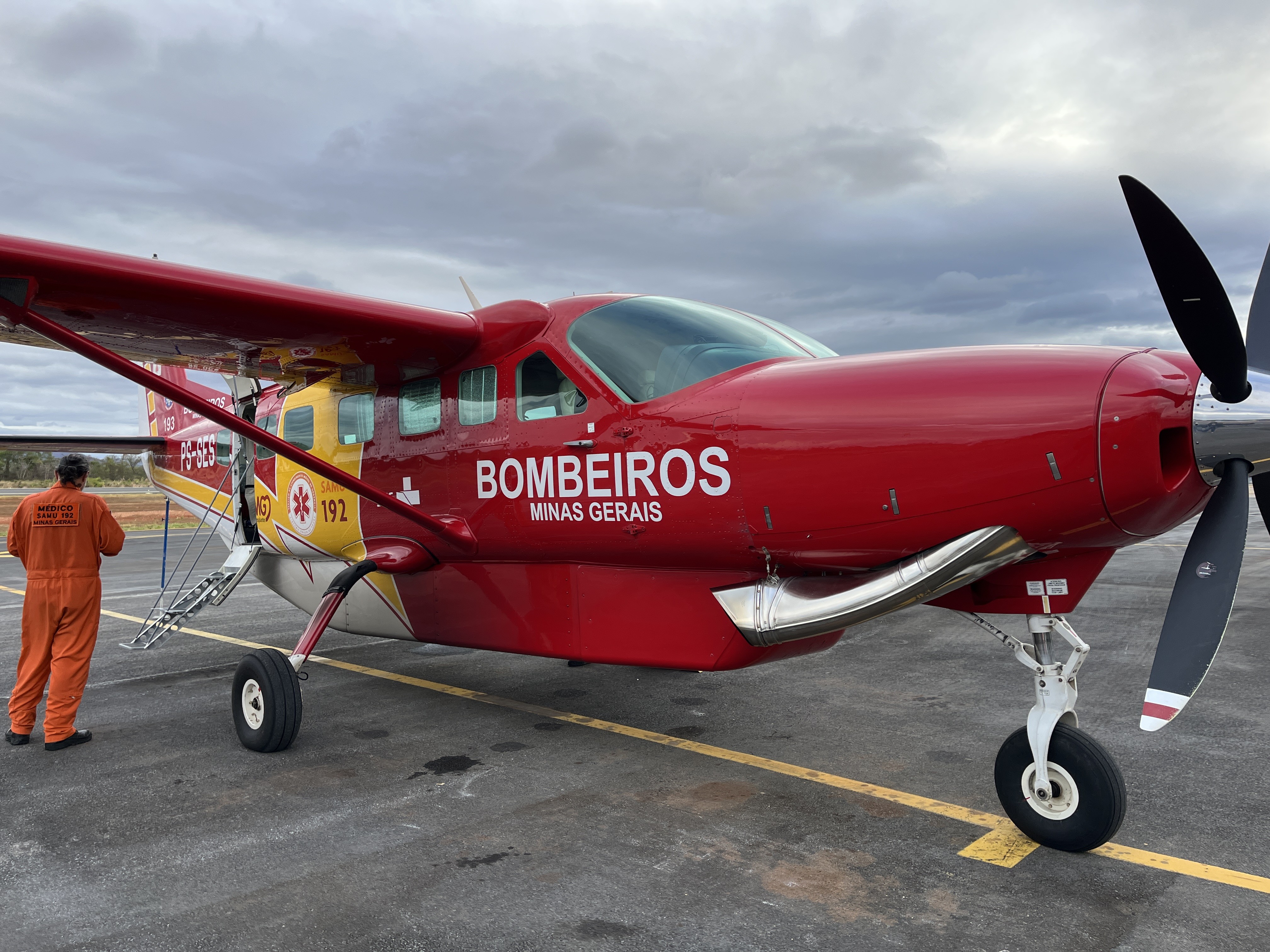 Irmãs que sobreviveram ao acidente com 17 mortos em PE são trazidas em avião dos Bombeiros para MG