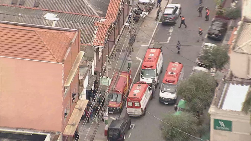 Parte do restaurante de Henrique Fogaça desabou após a explosão de gás. — Foto: Reprodução/TV Globo