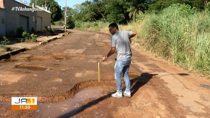 Com 4 metros de comprimento, buracos são alvos de reclamações de moradores