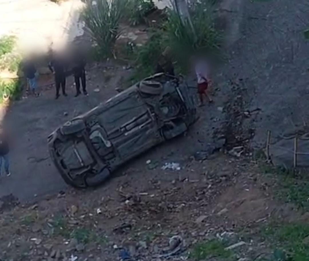 Motorista capota de carro ao tentar fugir da polícia em Volta Redonda