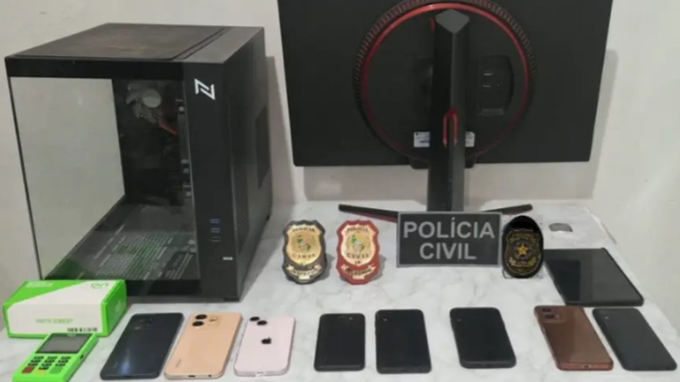 Eletrônicos apreendidos com grupo suspeito de aplicar golpe do falso advogado. — Foto: Polícia Civil do Pará/Reprodução