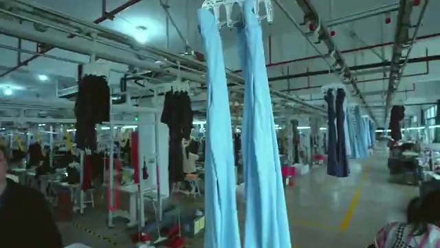 Só a etiqueta muda: Fantástico flagra mesma calça sair de fábrica na China para ser vendida a R$ 100 e R$ 800