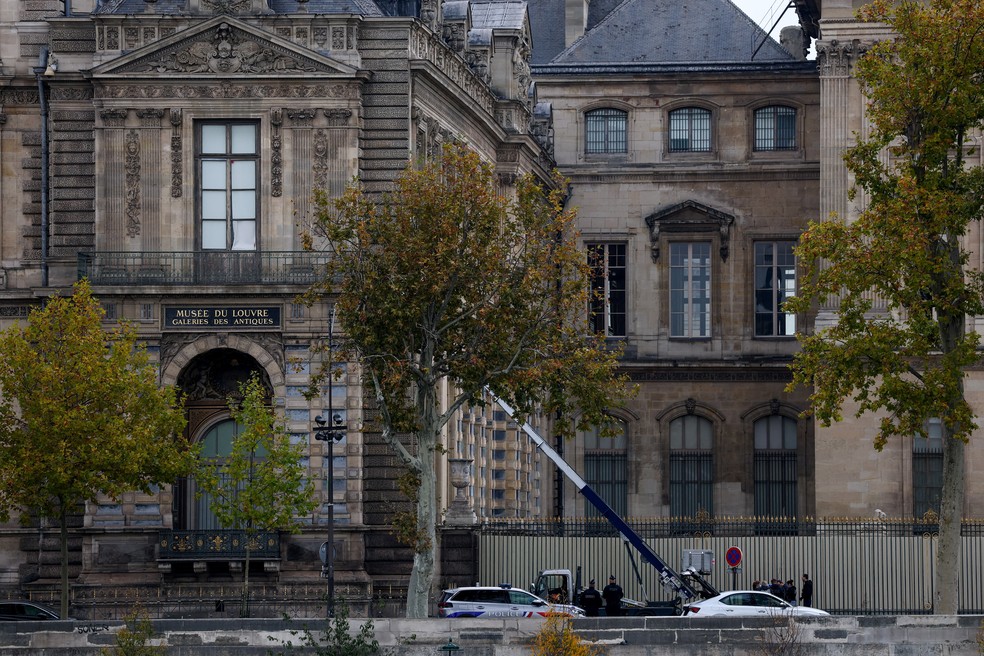 Caminhão com um guindaste que polícia francesa acredita ter sido usado no roubo a joias do museu do Louvre, em 19 de outubro de 2025. — Foto: Gonzalo Fuentes/ Reuters