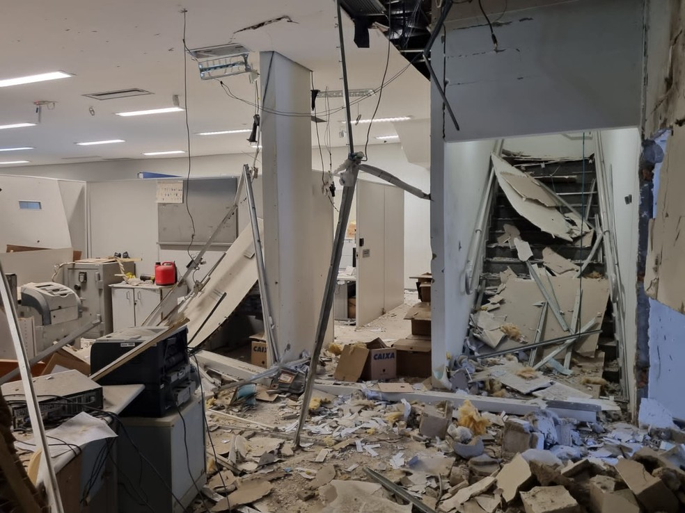Caixa Econômica Federal de Itajubá (MG) após ataque em tentativa de assalto  — Foto: Redes sociais 