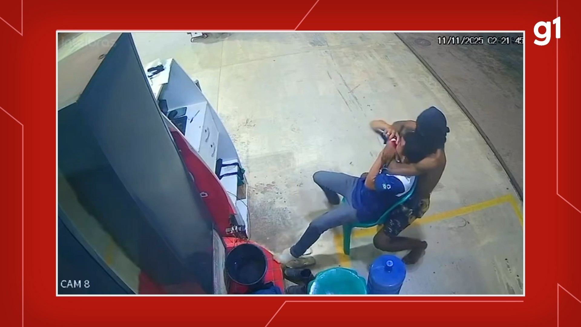 Assaltante encapuzado dá 'mata-leão' em frentista e rouba celular em posto na Av. Moaçara em Santarém; veja vídeo