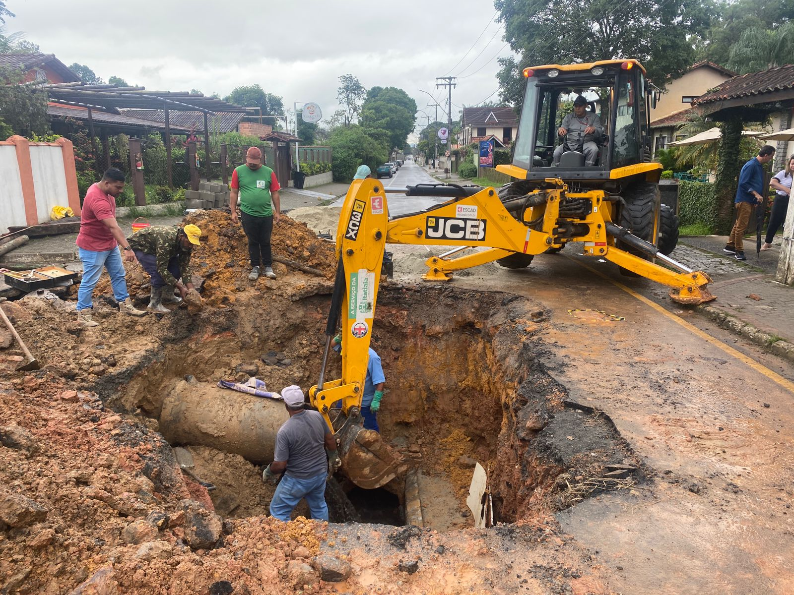 Chuva faz asfalto ceder e interdita pista na saída de Penedo