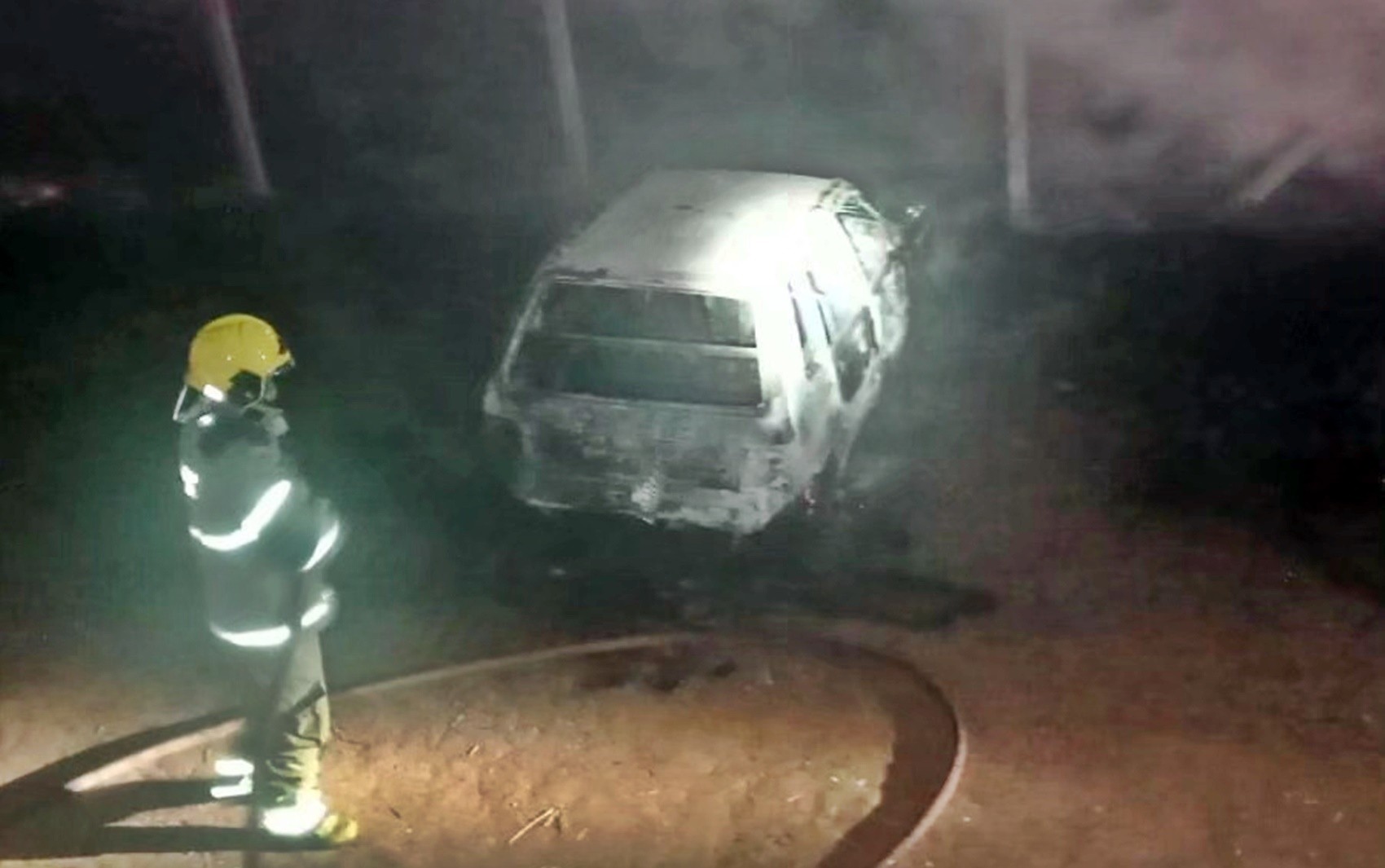 Incêndio queima veículos estacionados no pátio do presídio de Guaxupé/Guaranésia, MG