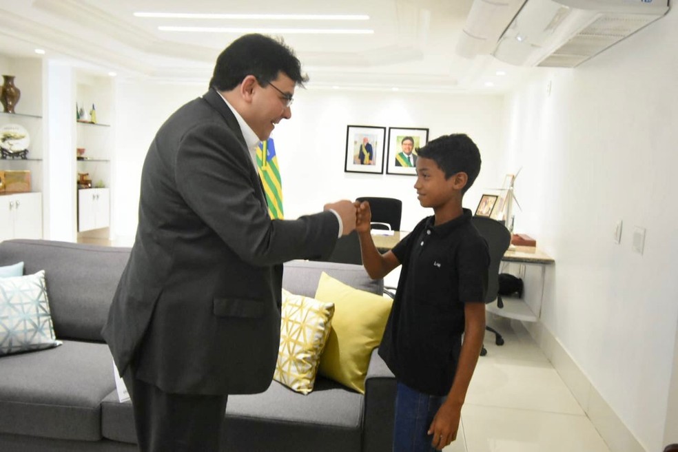 Menino que viralizou treinando salto com vara com material improvisado tem reunião com governador: 'prometeu equipamentos e um lugar apropriado' — Foto: Ascom/ Governo do Piauí