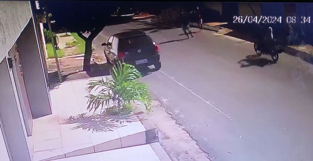 Vídeo: sargento da PM reage a assalto e atira em criminoso, mas tem arma roubada no PI