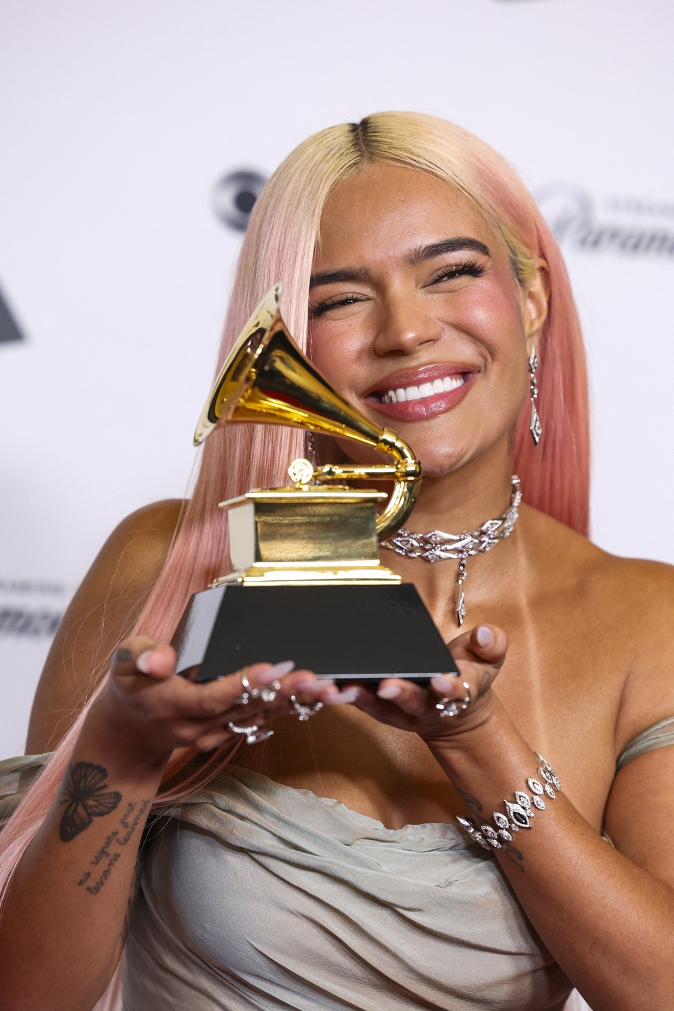 Karol G posa com o prêmio de Melhor Álbum de Música Urbana durante o 66º Grammy Awards em Los Angeles — Foto: David Swanson/Reuters