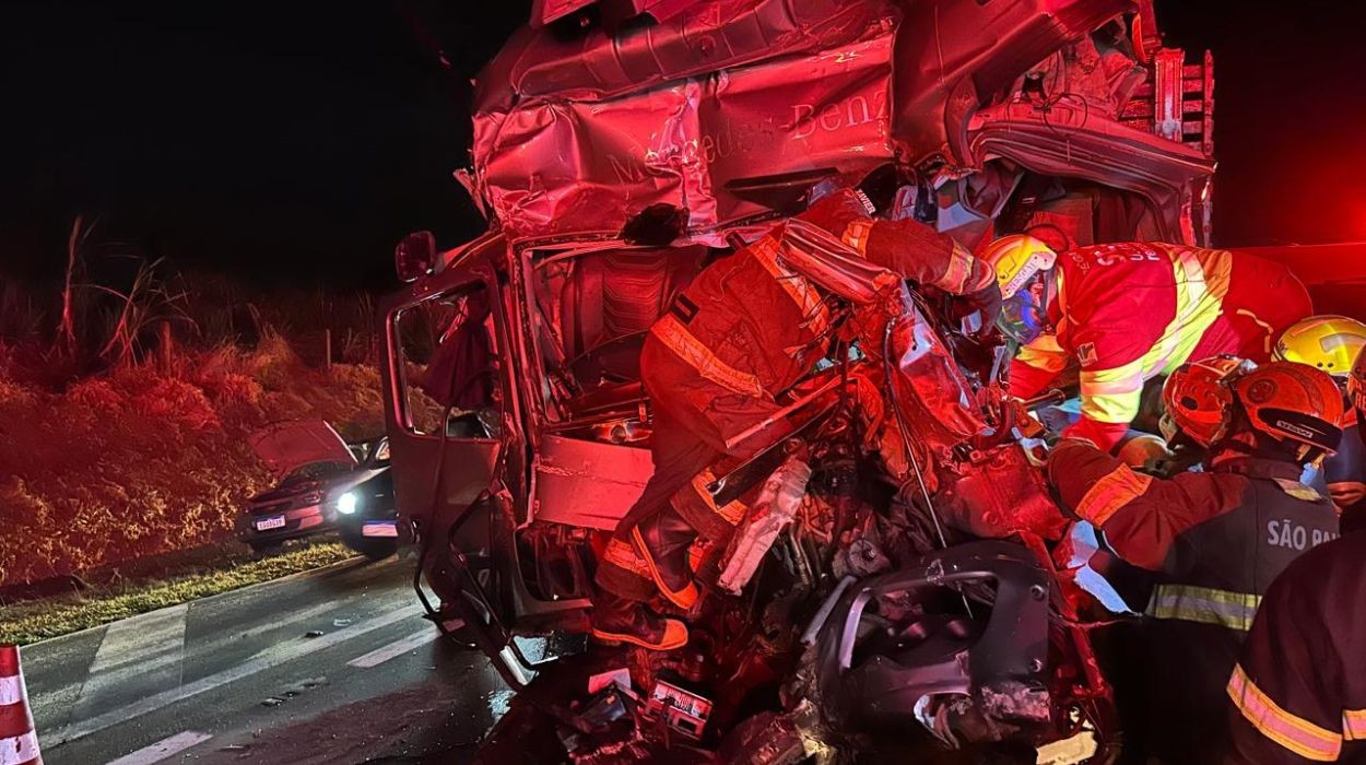 Motorista de 40 anos fica preso às ferragens após grave acidente no interior de SP