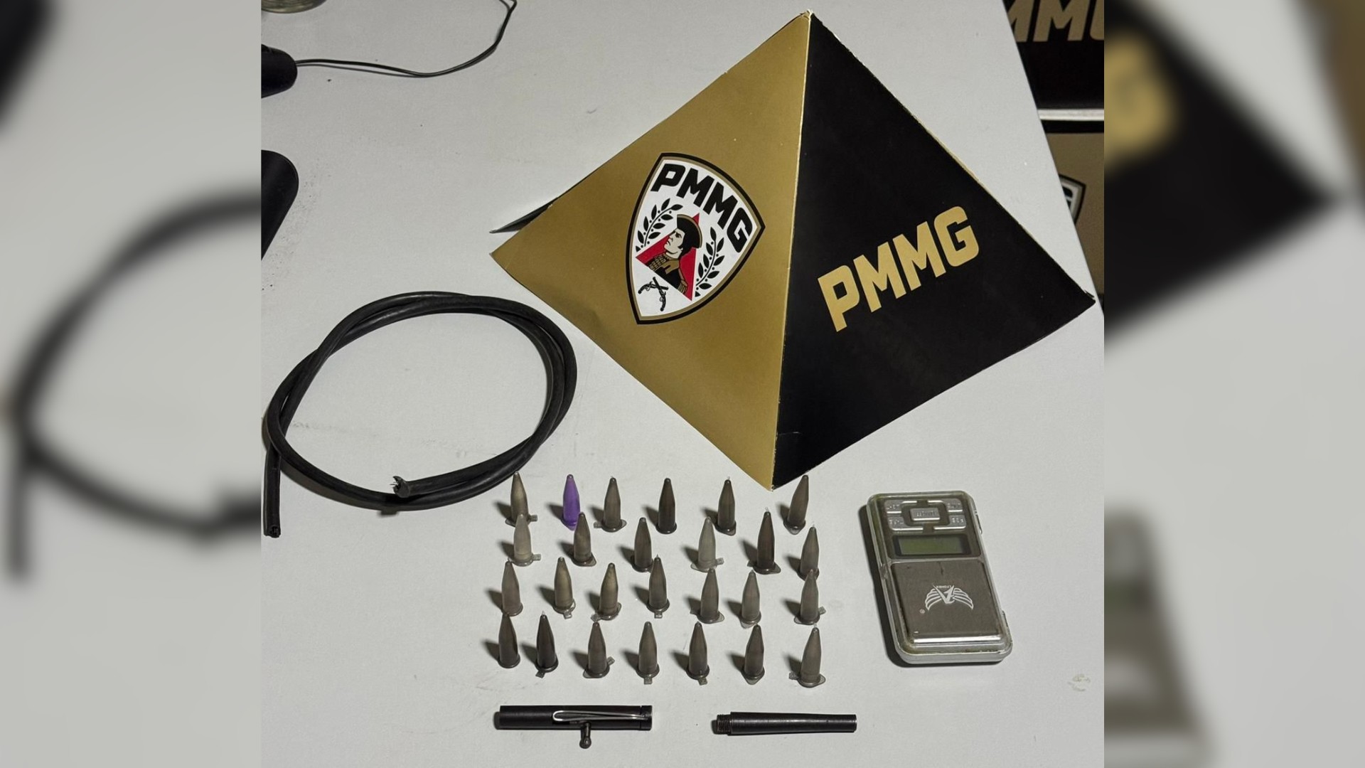 Mulher é agredida com fio elétrico, ameaçada de morte e impedida de sair de casa pelo marido em MG