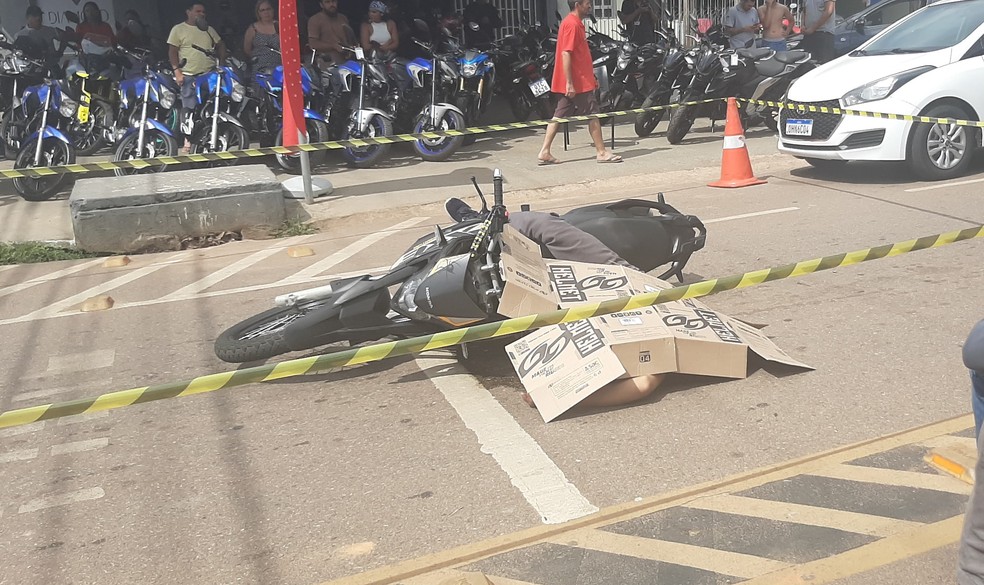 Jovem é morto a tiros em Porto Velho — Foto: Mateus Santos/g1