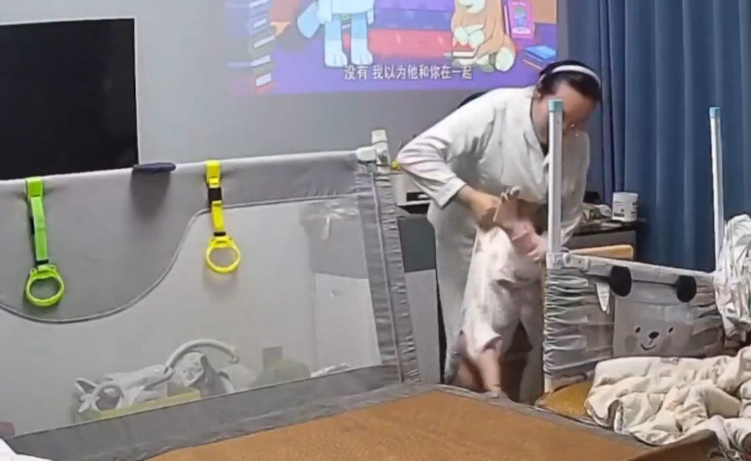 Câmera flagra mãe salvando bebê de queda na China; VÍDEO