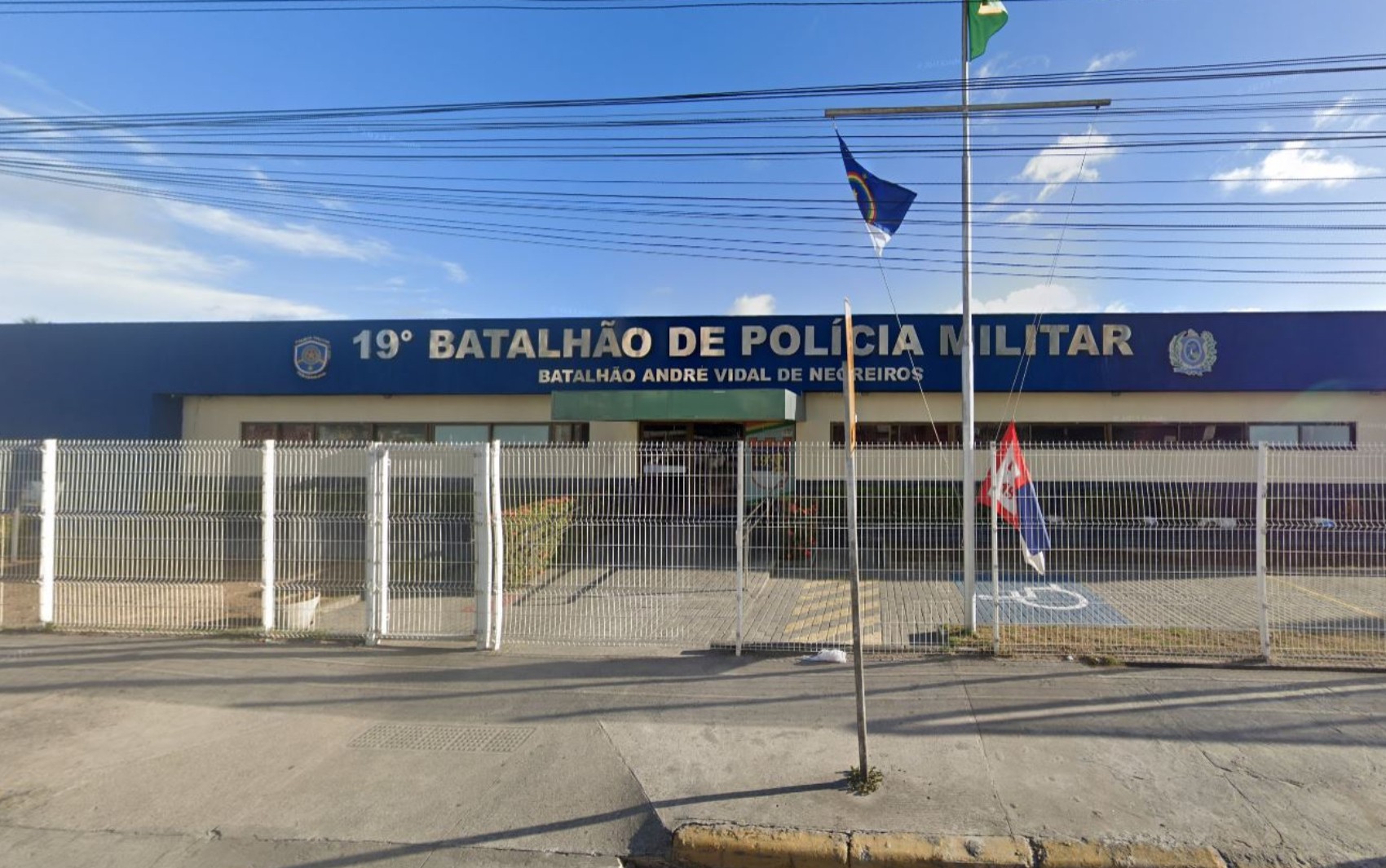 Adolescente leva tiro na boca e PMs matam cachorro e ferem duas pessoas com estilhaços de bala