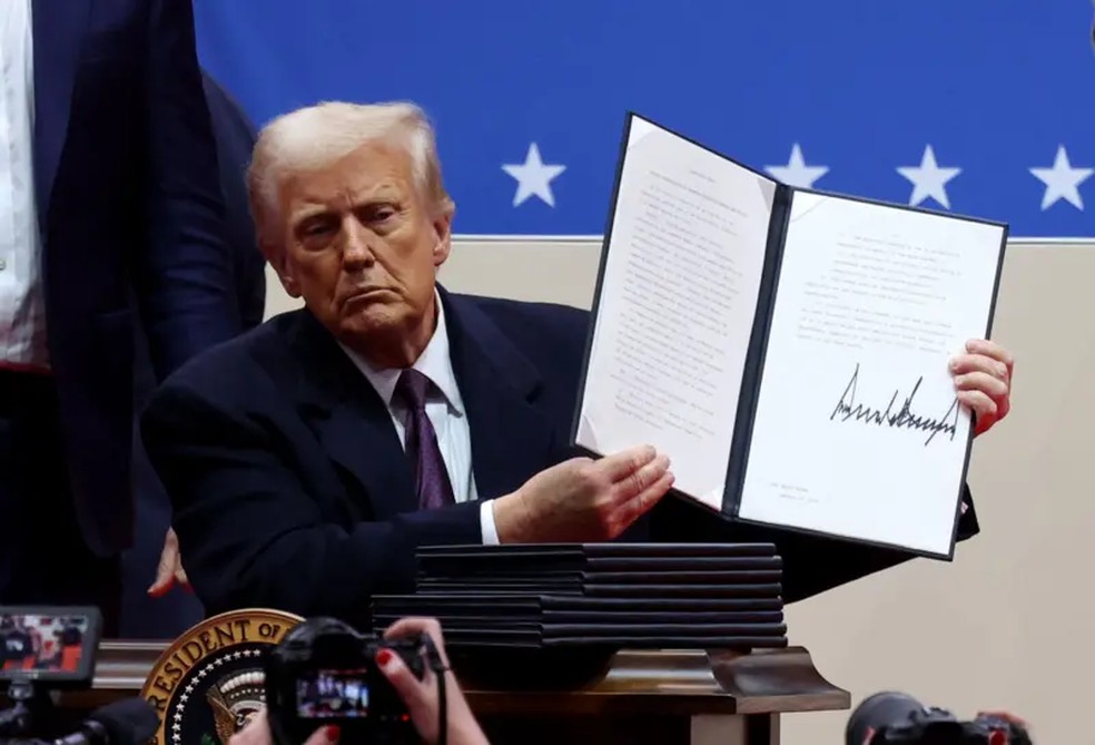 Trump assinou ordens executivas logo após tomar posse. — Foto: Reuters via BBC
