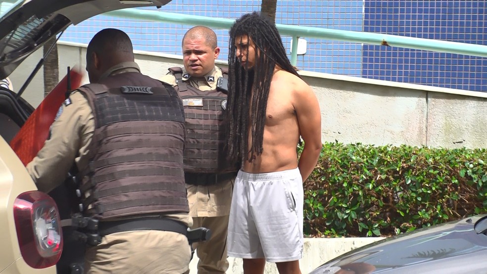 Norte-americano foi preso em março após agredir profissional do sexo, tentar tomar arma de PMs e se masturbar na frente deles — Foto: TV Bahia