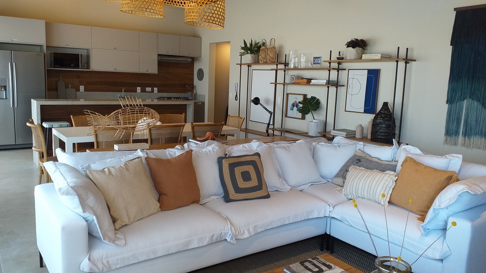 A sala decorada de uma das casas prontas   Foto: Divulgao