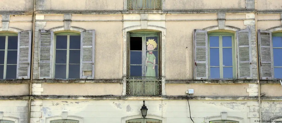 Pequeno Príncipe olha por uma janela do castelo Saint-Maurice-de-Rémens, no leste francês, onde se pretende criar um museu em sua homenagem. — Foto: Rolf Haid/picture alliance (via DW)