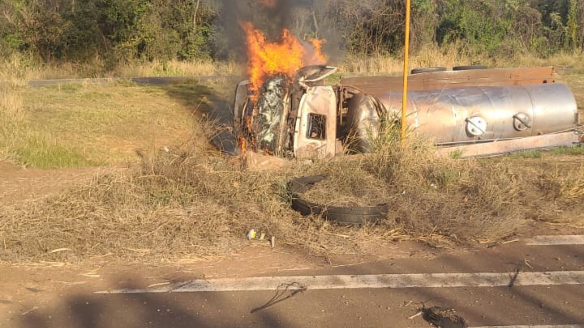 Caminhoneiro morre esmagado pela carroceria de caminhão-tanque em acidente com incêndio em MG