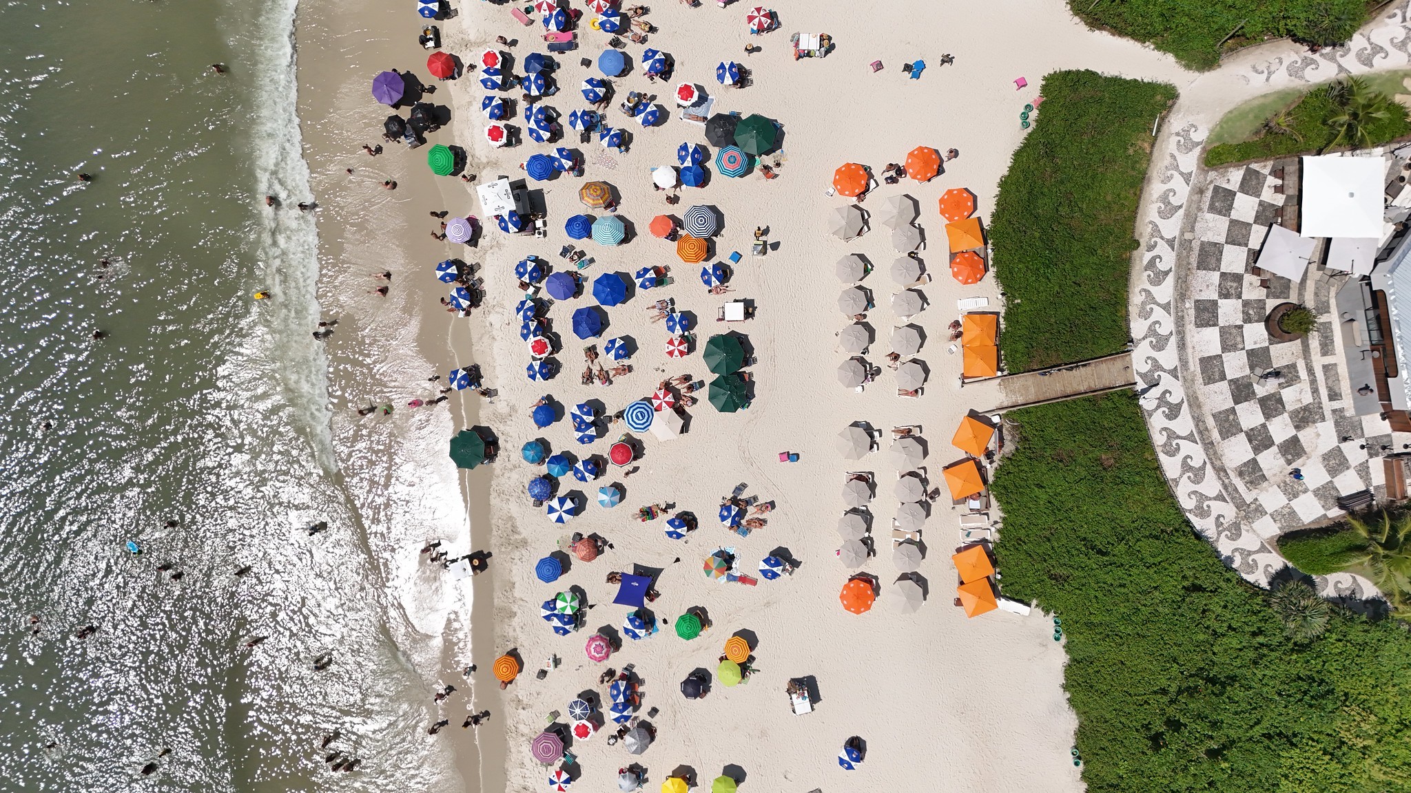 Pode reservar espaço na areia? Entenda regras para a ocupação por bares e restaurantes nas praias de Florianópolis