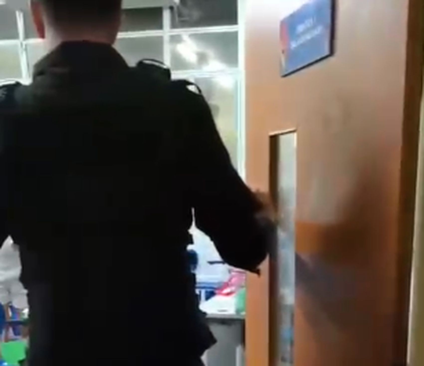 Após vídeo mostrar professor sendo abordado por suposto consumo de bebida alcoólica com estudantes em sala de aula, UFS diz que apurar o caso