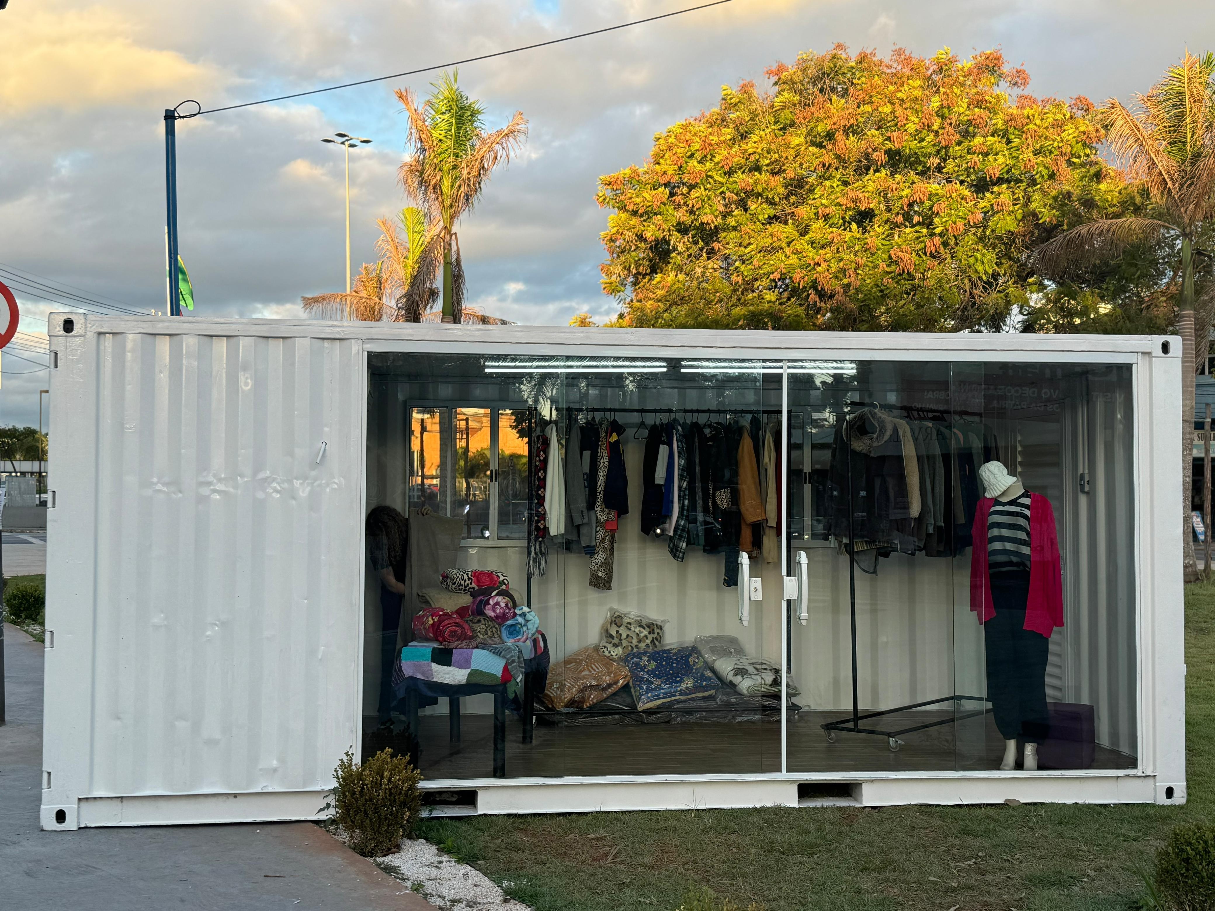 Contêiner-loja solidário arrecada agasalhos e cobertores para doação no centro de Sorocaba; veja como participar