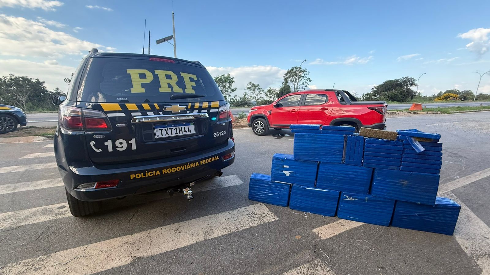 Motorista foge por 13 km, faz manobras perigosas e é preso com 200 kg de maconha na BR-262