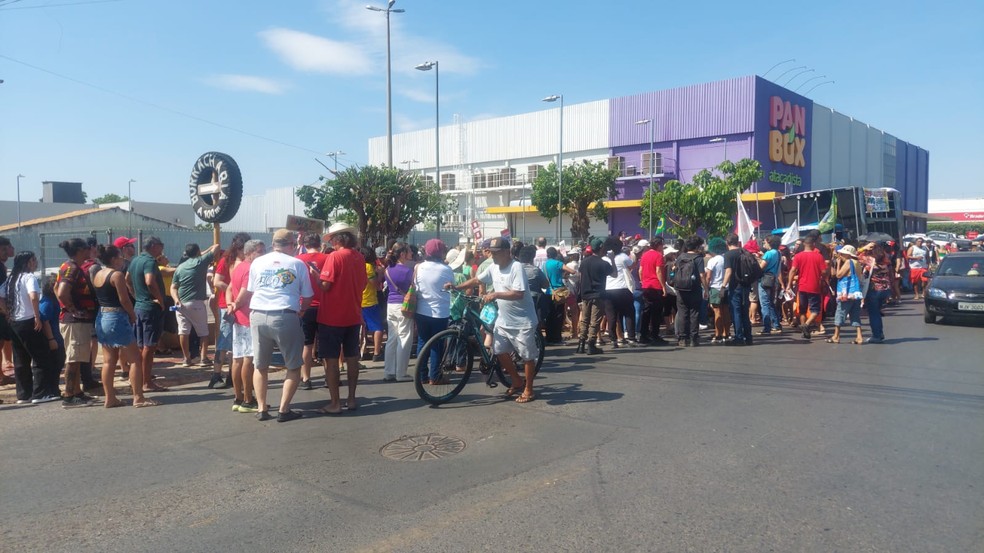 Manifestantes reunidos em Cuiabá contra a PEC da Blindagem — Foto: Elifaz Almeida/TVCA