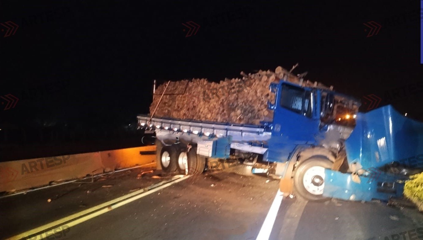 Caminhões batem de frente e acidente interdita rodovia Geraldo de Barros em São Pedro  