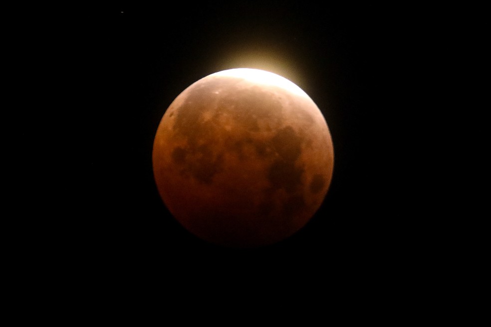 Eclipse lunar total sobre a praia de Santa Monica, na Califórnia, em foto de 2021. — Foto: Ringo H.W. Chiu/ASSOCIATED PRESS