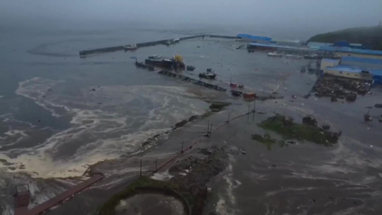VÍDEOS mostram destruição causada por tsunami que acompanhou terremoto na Rússia