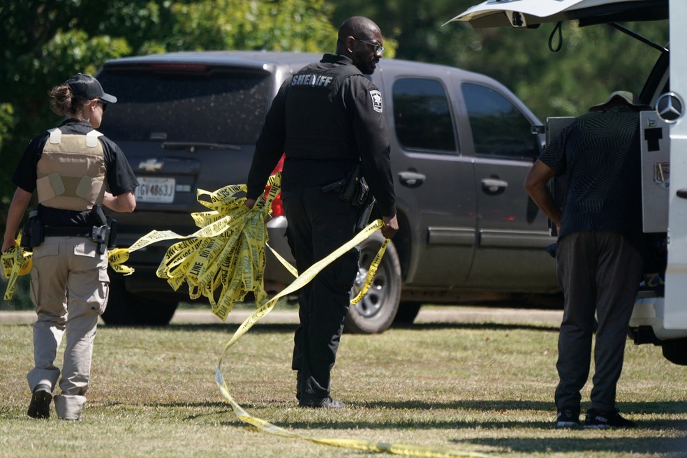 Policiais seguram fita de isolamento perto da cena de um tiroteio na Apalachee High School, nos EUA, em 4 de setembro de 2024. — Foto: REUTERS/Elijah Nouvelage