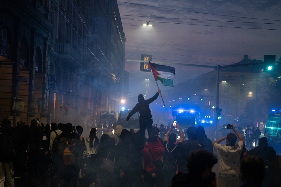 Protesto em Bolonha, na Itália, contra o alto custo de vida — Foto: MICHELE LAPINI/Reuters